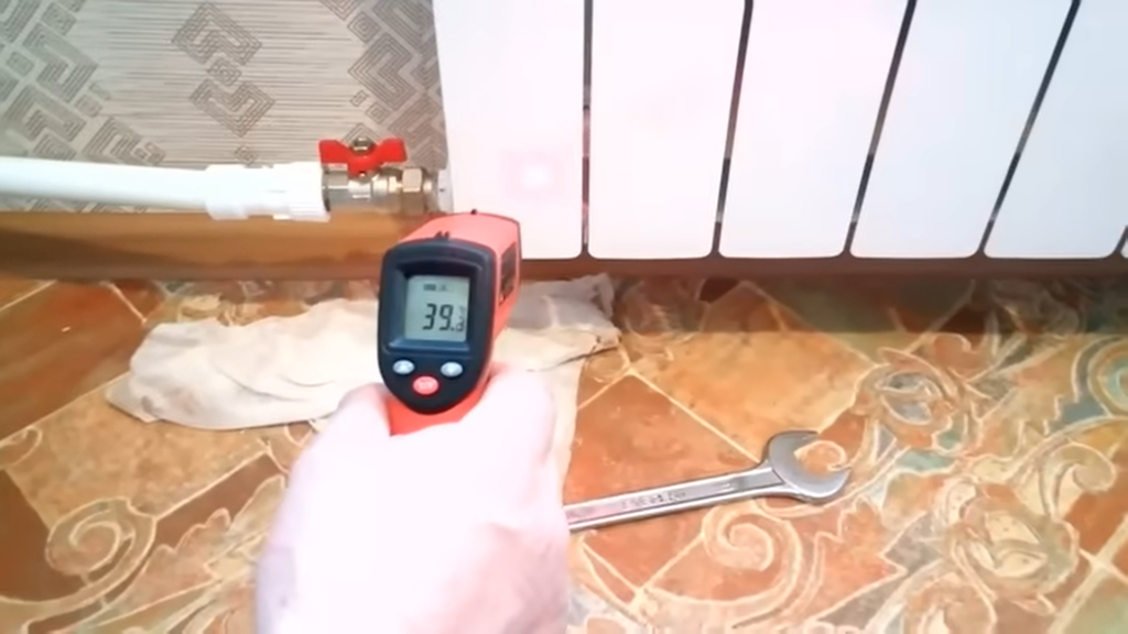 Радиатор наполовину холодный. Причина и как решить? Радиатор наполовину холодный. Причина и как решить?